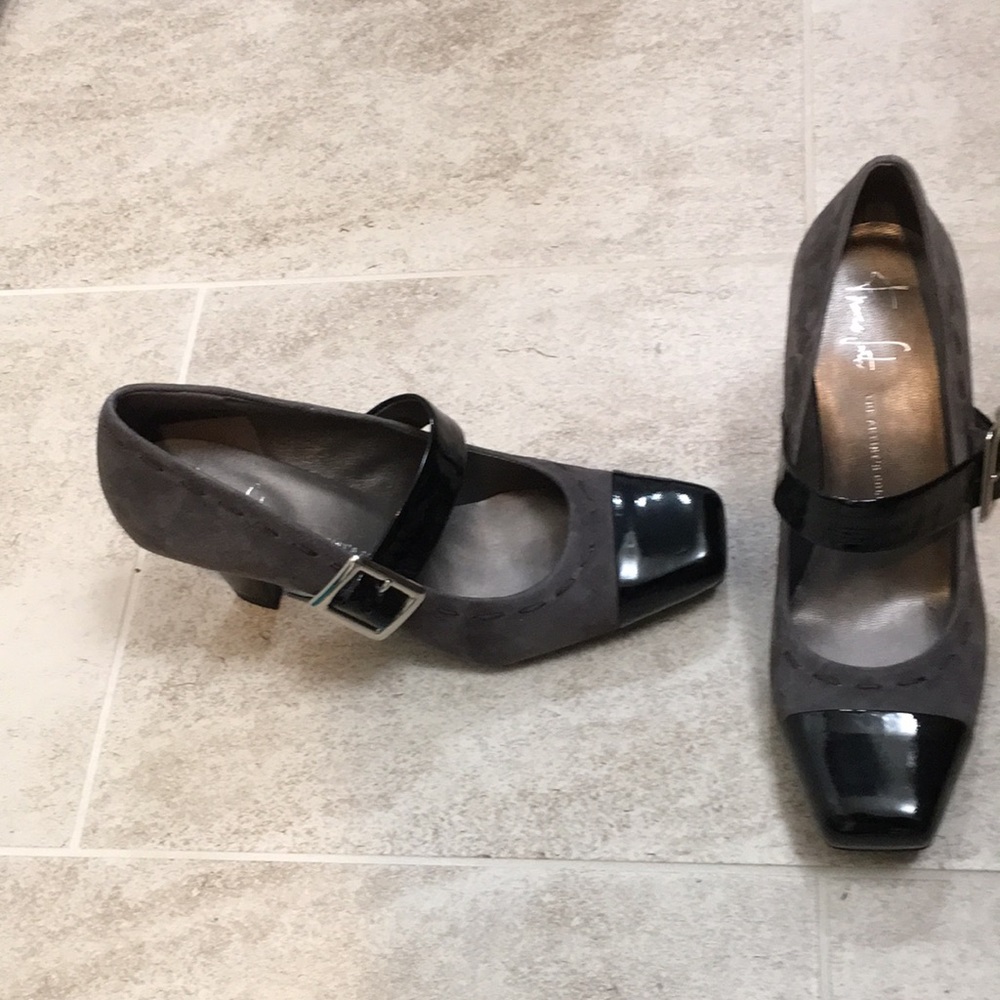 NWOB 8 Franko Sarto Gray Black heels